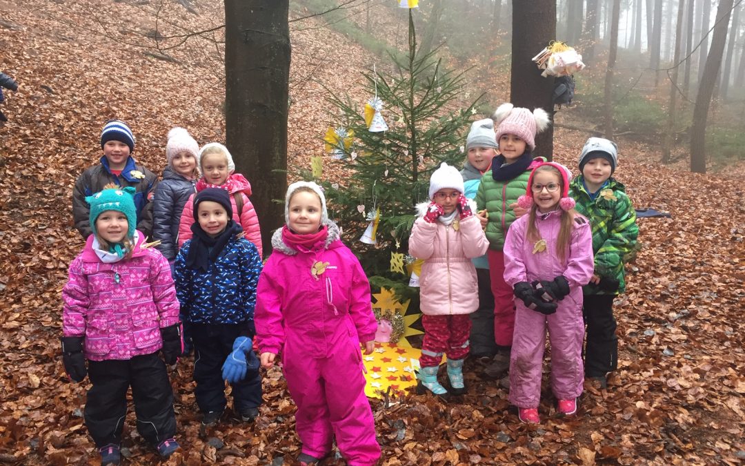 Weihnachtswanderung der 1. Klasse mit dem Kindergarten